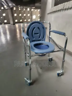 Photo - Commode Wheelchair較高foldable Wheelchair轟動toilet Wheelchair考量wheelchair