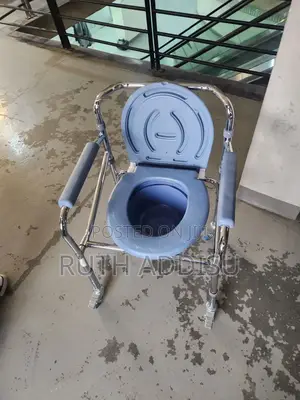 Photo - Commode Chair奢求toilet and Shower Multifunctional Chair肇事commode Chair