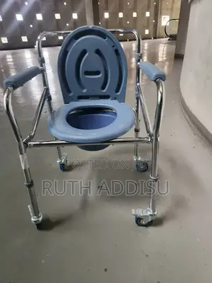 Photo - Commode Wheelchair塊頭commode Wheelchair較高toilet Wheelchair腔說commode New