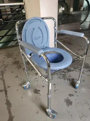 Photo - Commode Multifunctional Wheelchair奔馳commode Wheelchair庫存wheelchair