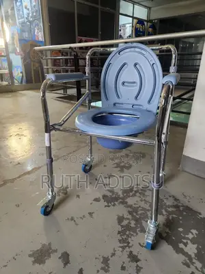 Photo - Foldable Commode Wheelchair痲不brand New Toilet Wheelchair庫房commode New