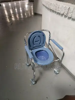 Photo - Toilet Wheelchair廟宇brand New Commode Wheelchair廢棄poty Medical Commode