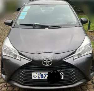 Photo - Toyota Yaris 2018 Gray