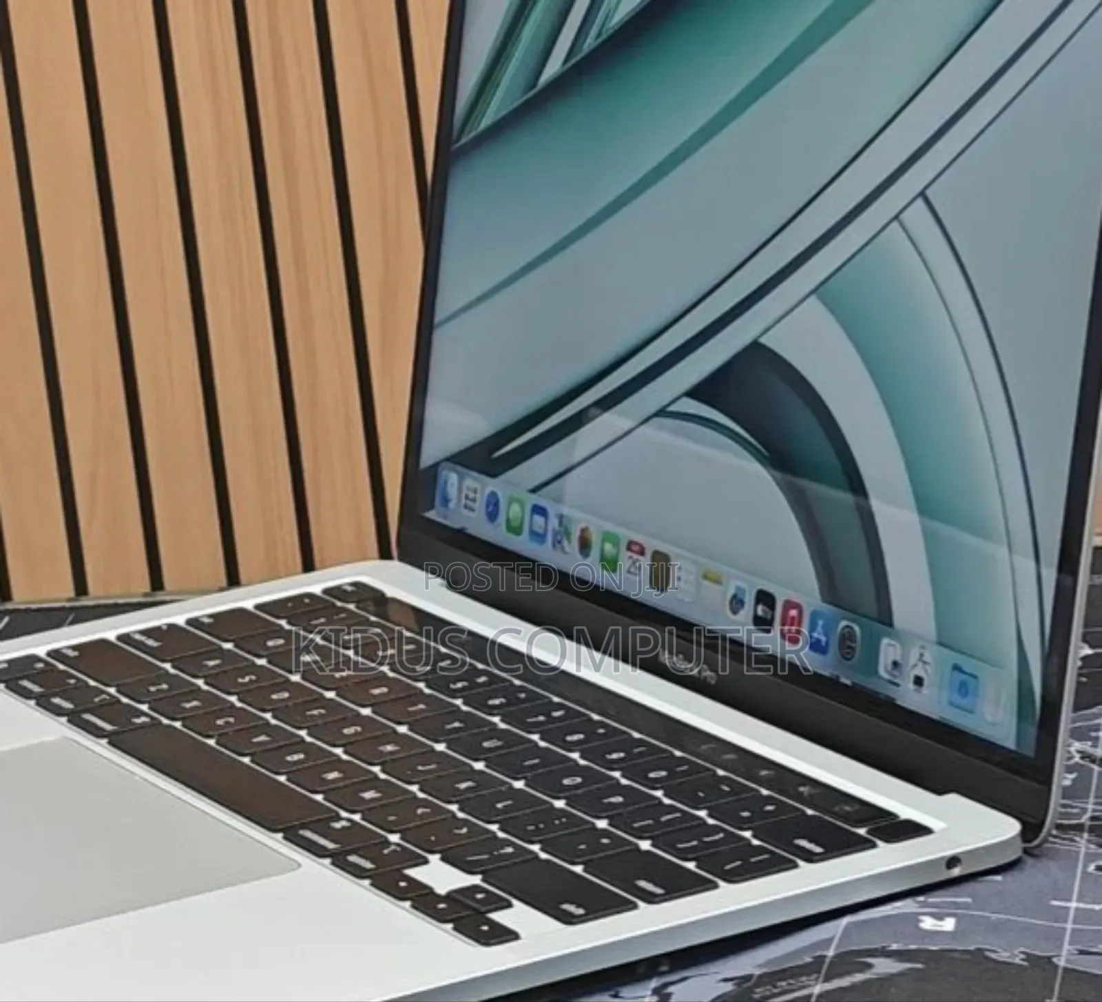 New Laptop Apple MacBook Air 2022 M2 8GB Apple M2 SSD 256GB