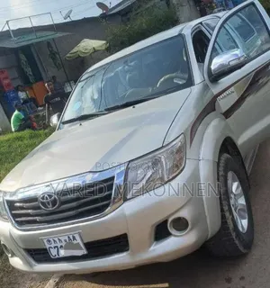 Photo - Toyota Hilux 2015 Beige