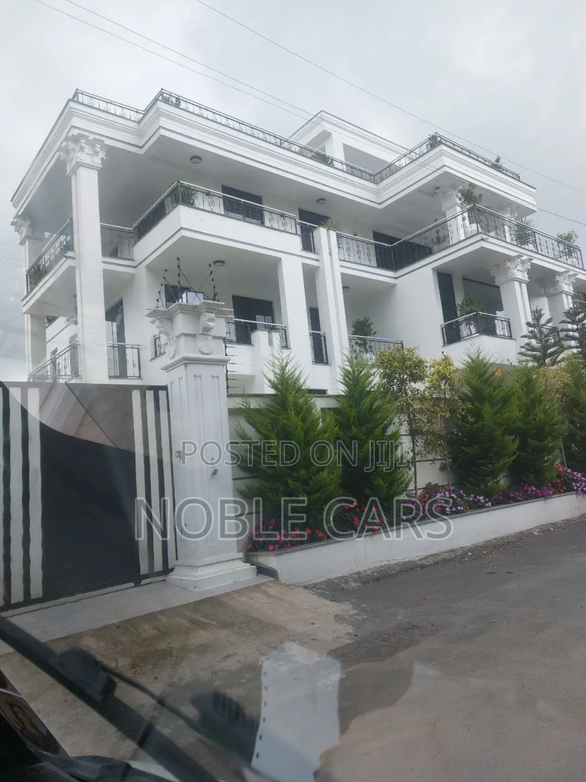 9bdrm Townhouse/Terrace in Yeka for sale