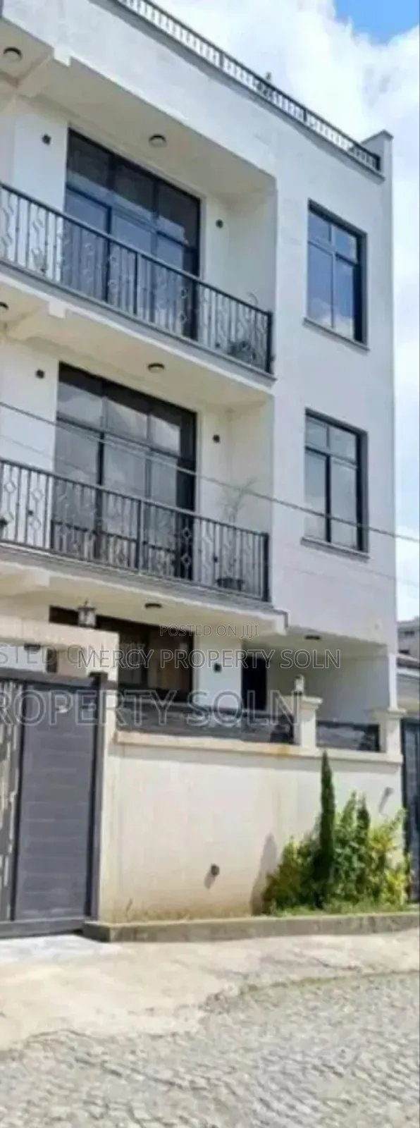 Furnished 8bdrm House in Bole for sale