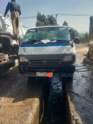 Toyota HiAce 2004 White