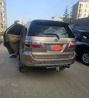 Toyota Fortuner 2.7 RWD 2011 Gold