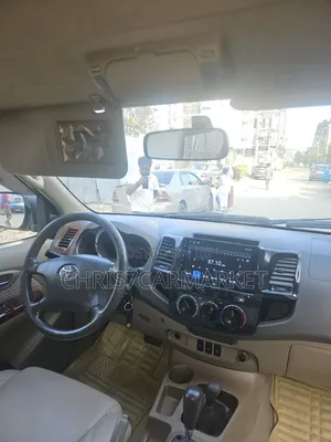 Toyota Fortuner 2.7 RWD 2011 Gold