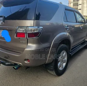 Toyota Fortuner 2.5 D AWD 2011 Gold