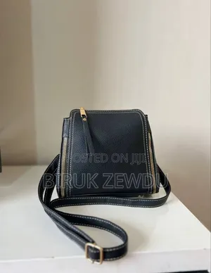 Stylish Pink Ladies Handbag – Elegant Bow Design Price: 1,800 Etb