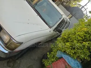 Toyota Hilux 2000 White
