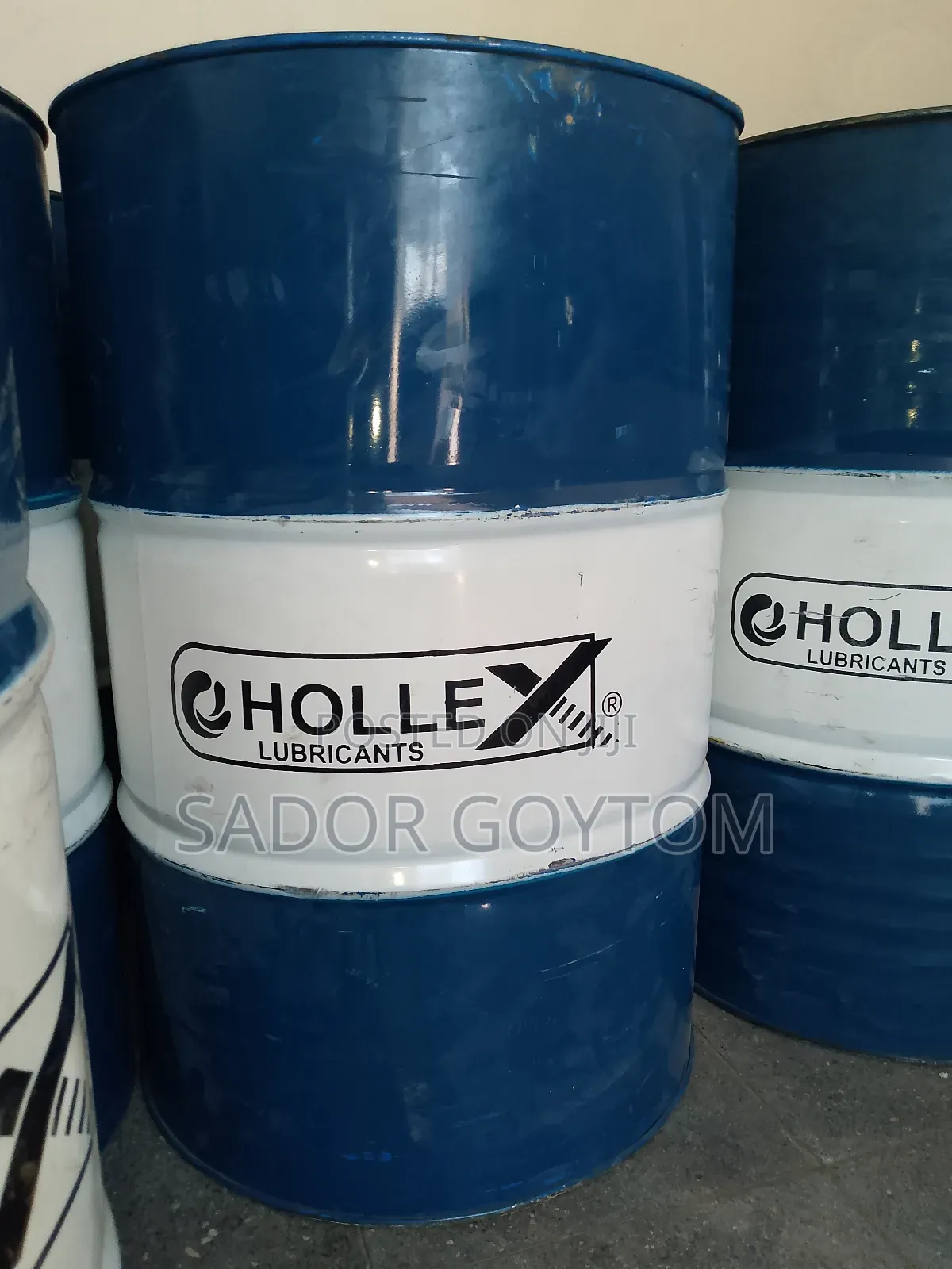 ቀዩ በርሚል/Sae 40/ቁጥር ነው(208)ሊትር እና በ ጀሪካን 20ሊትር/ ሰማያዊው 15w40 ነው 200 ሊትር