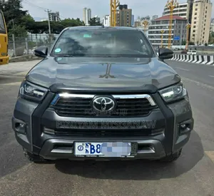 Photo - Toyota Hilux 2021 Gray