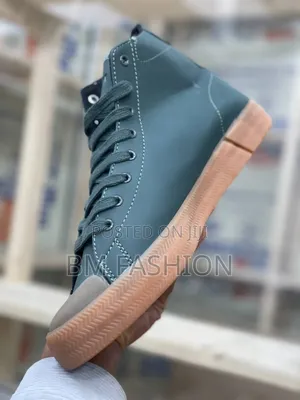 Brand New Lacoste Gripshot Mid Sneaker