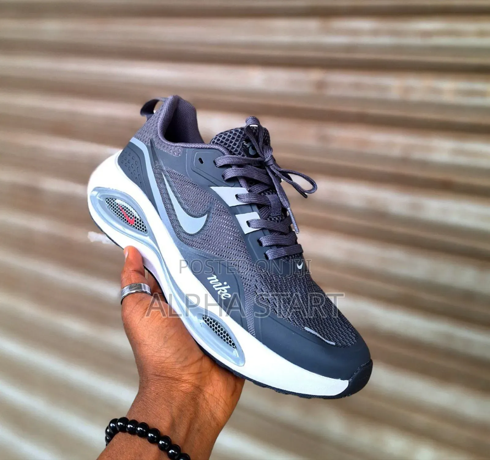 Nike Zoom Sneaker
Smooth New Colo  Made in Vietnam