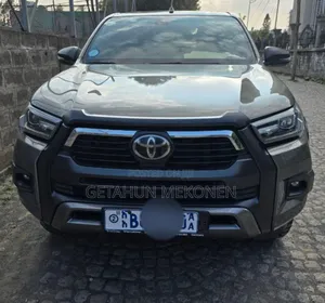 Photo - Toyota Hilux 2021 Gray