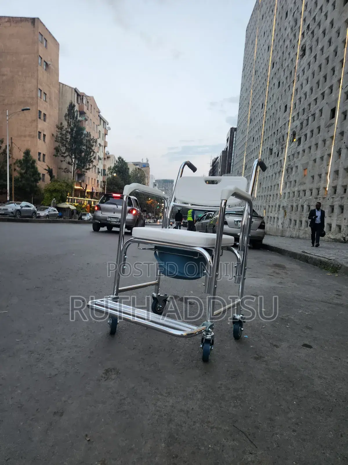 Wheelchair Four Wheels Medical Wheelchair較大commode Wheelchair Almunium