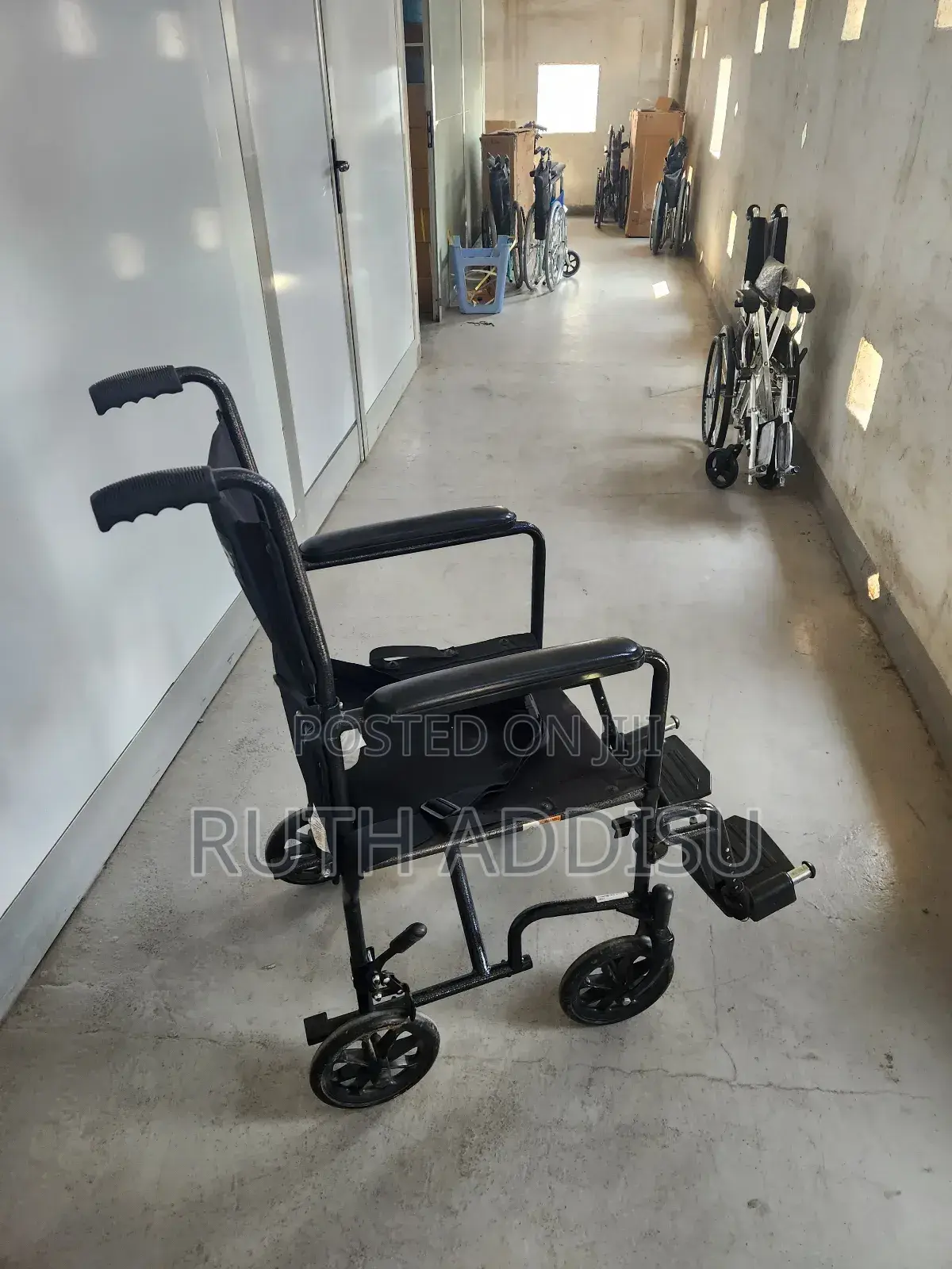 Brand New Medical Belted Wheelchair蝨弓wheelchair傳統wheelchair Brand New