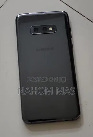 Photo - New Samsung Galaxy S10e 128 GB Blue