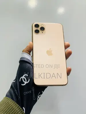 Photo - Apple iPhone 11 Pro Max 256 GB Gold