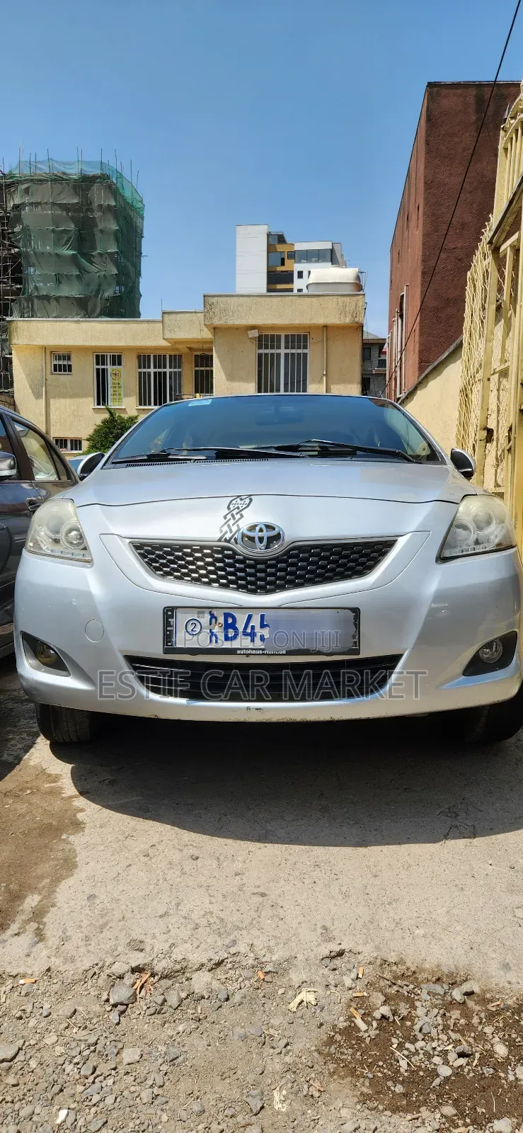 Toyota Yaris Base Sedan 4dr 2010 Silver