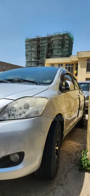 Toyota Yaris Base Sedan 4dr 2010 Silver