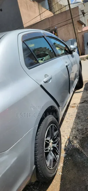 Toyota Yaris Base Sedan 4dr 2010 Silver