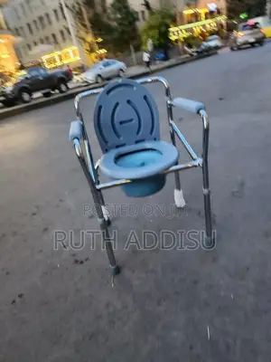 Photo - Commode Chair鴦了toilet Chair奔馳commode Chair䐭受commode Chair朱槿commode New