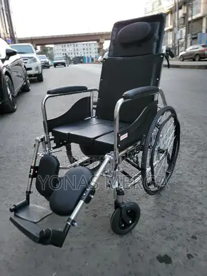 Reclining, Inbuilt Commode Wheelchair用皿main Seat of the Chair.