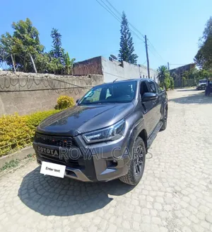 Photo - Toyota Hilux 2022 Gray