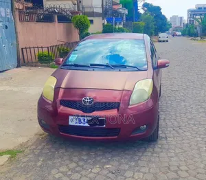 Photo - Toyota Yaris 2010 Burgundy
