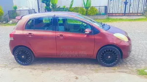 Photo - Toyota Yaris 2010 Burgundy