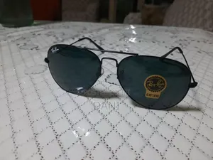 Photo - የፀሀይ መከላከያ መነፅር፣ Ray Ban