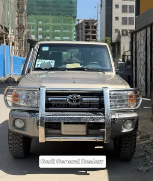 Photo - Toyota Land Cruiser 2018 Beige
