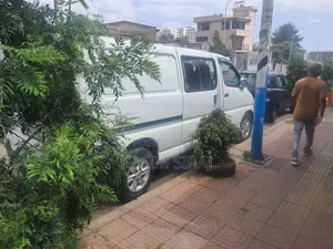 Toyota HiAce 2000 White