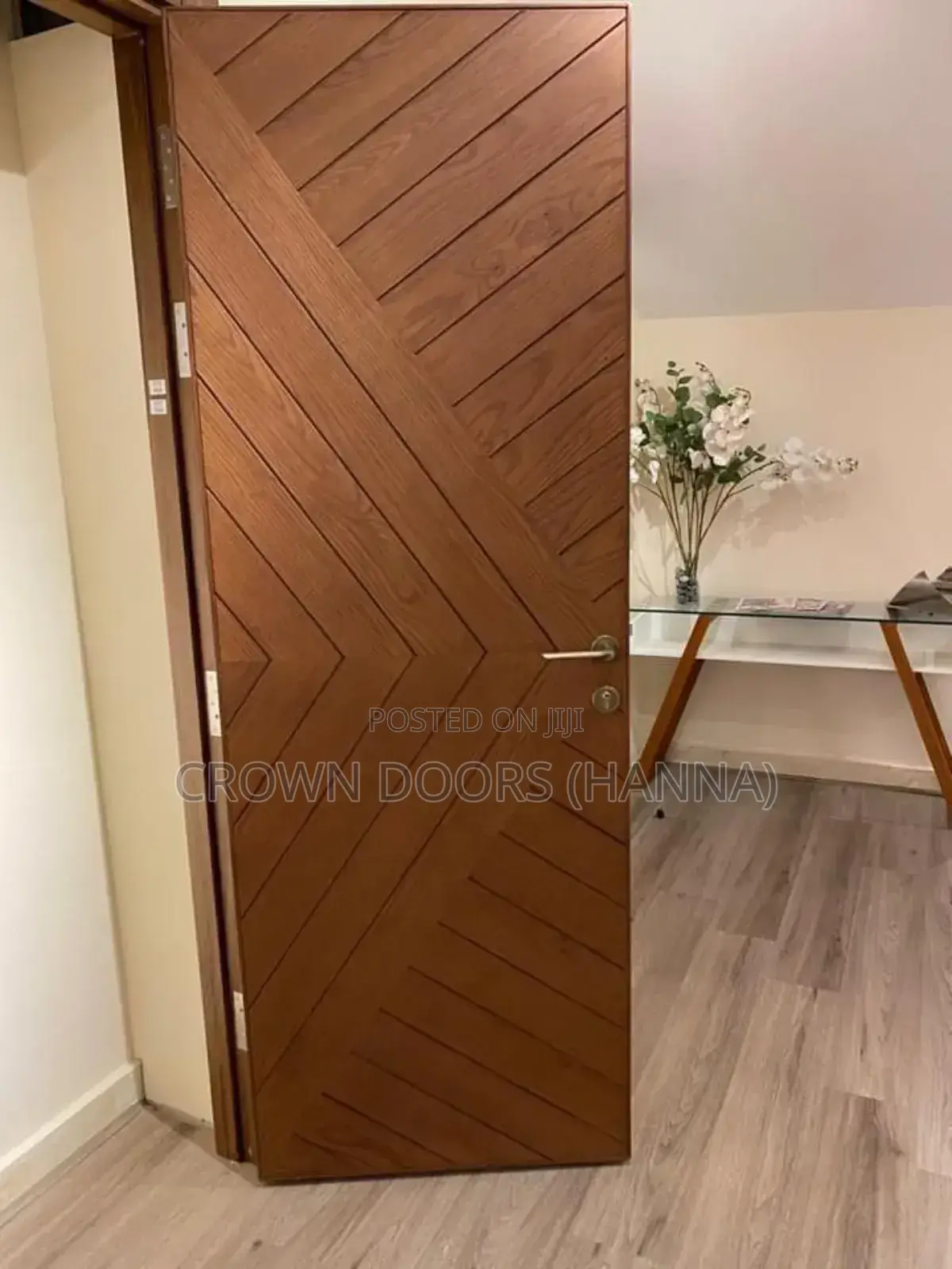 Crown Doors ከእንጨት ፋይበር ፣ ከተፈጥሮ ድንጋይ እና ሲንቴቲክ ኮምፖዚት የተሠሩ በሮች