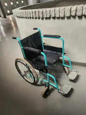 Photo - Normal Foldable Wheelchair轟炸wheelchair腔內wheelchair字母medical Wheelchair