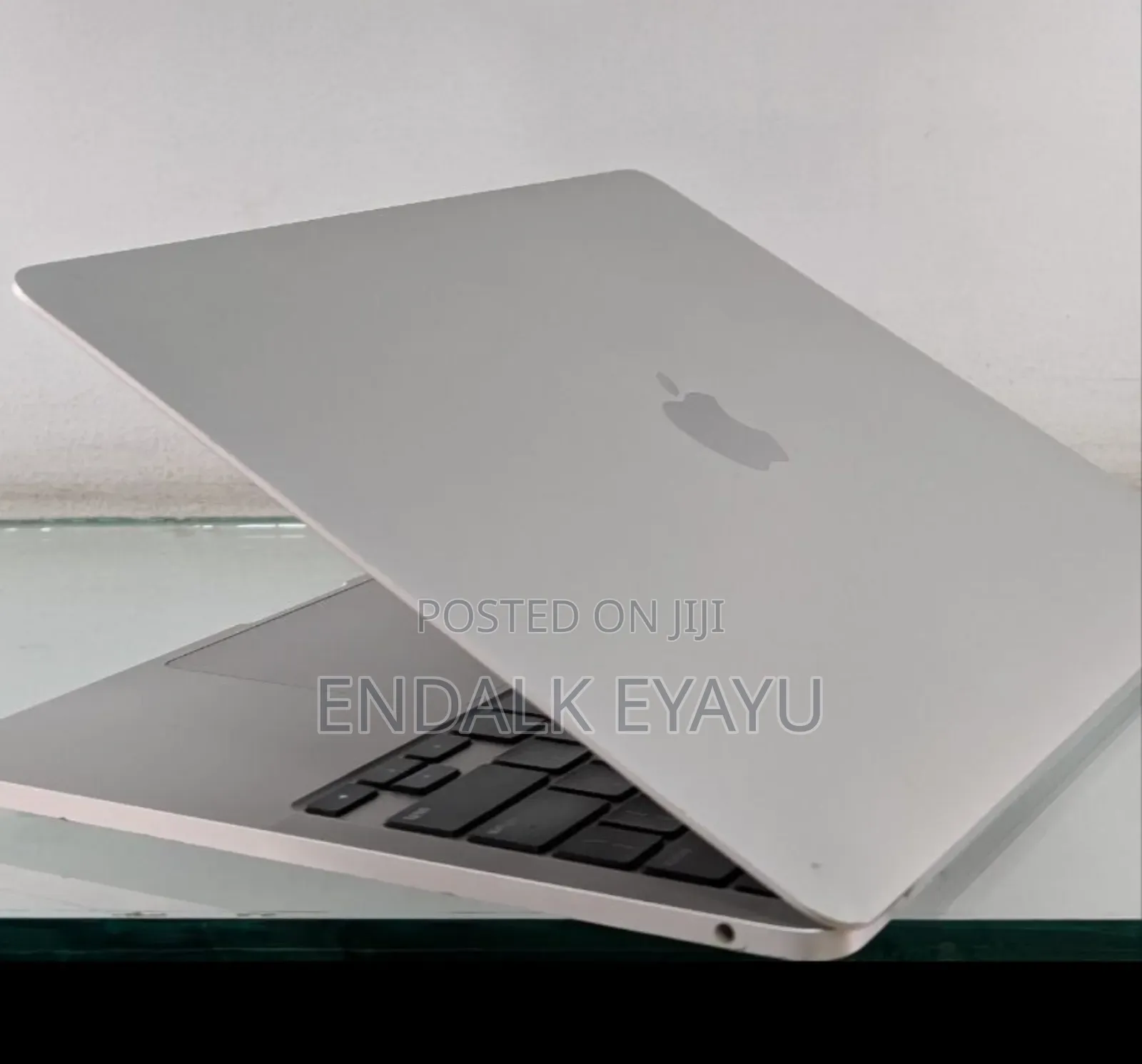 New Laptop Apple MacBook Pro 2022 M2 8GB Apple M2 SSD 256GB