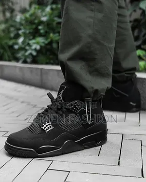 Photo - Jordan 4 Black Cat