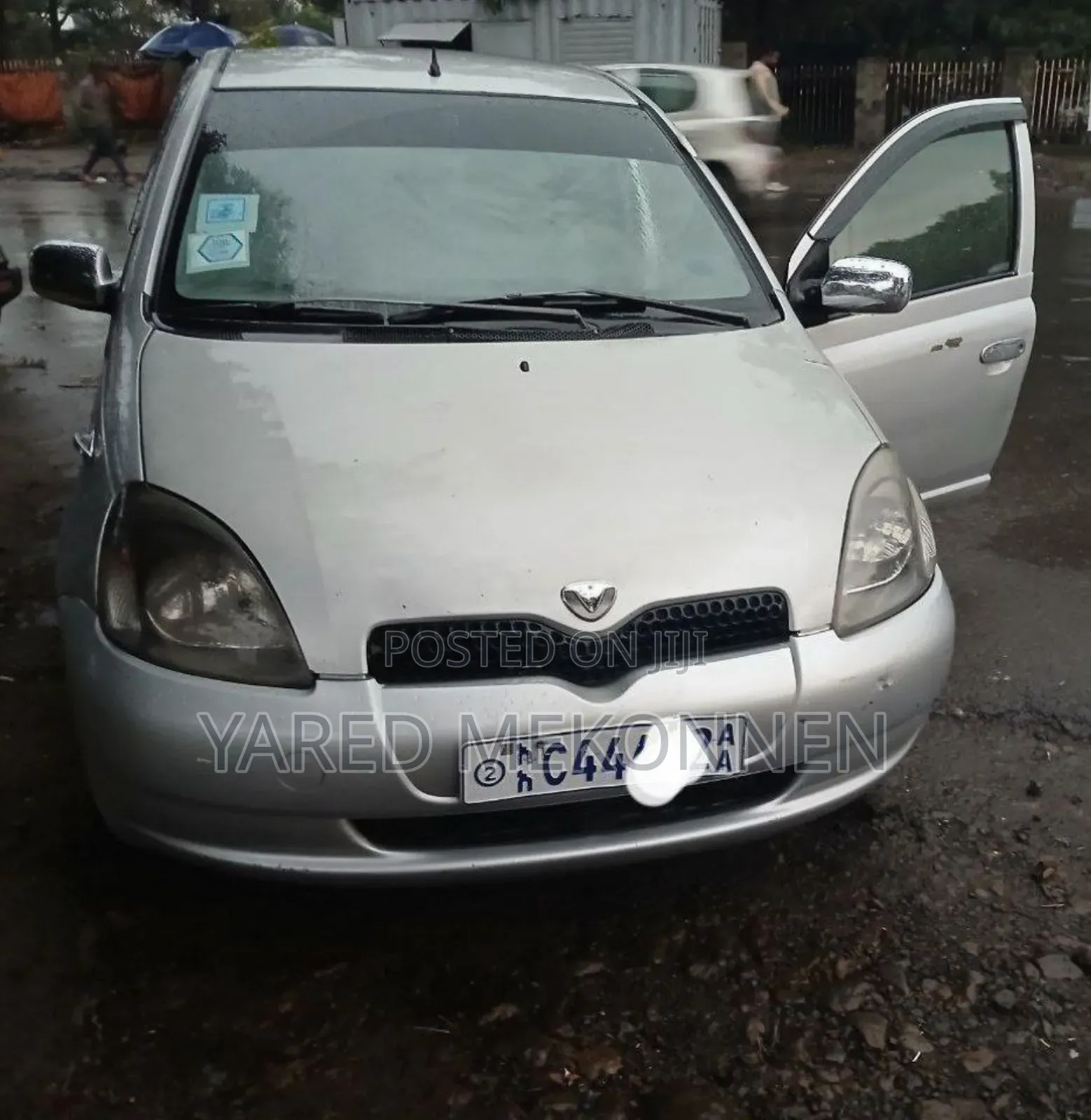Toyota Vitz 2000 Silver