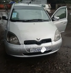 Photo - Toyota Vitz 2000 Silver
