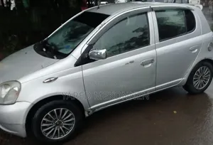 Toyota Vitz 2000 Silver