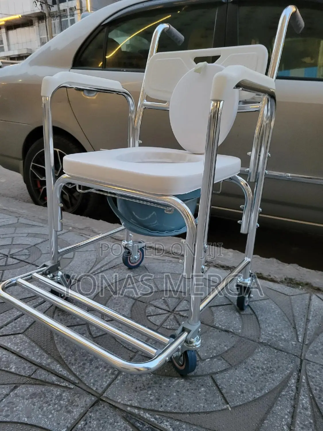 Toilet Chair膰啟commode Chair/Portable Cover Bucket,4wheels Have Brakes
