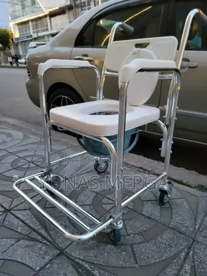 Photo - Commode Chair輝三portable Toilet癧宓wheels, Often With Brakes