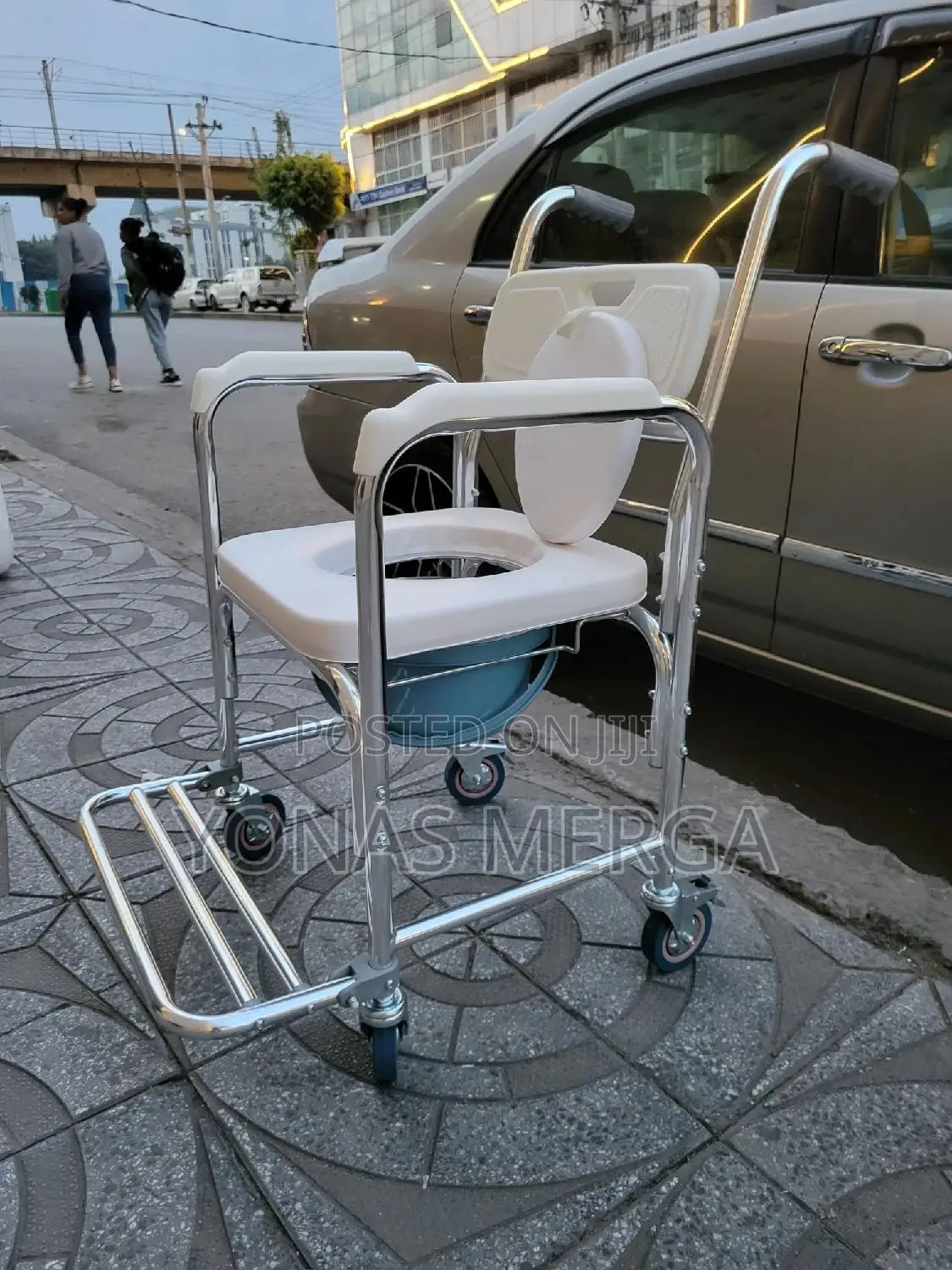 Wheelchair罌棆bedside Commode又占equipped With 4 Universal Wheels