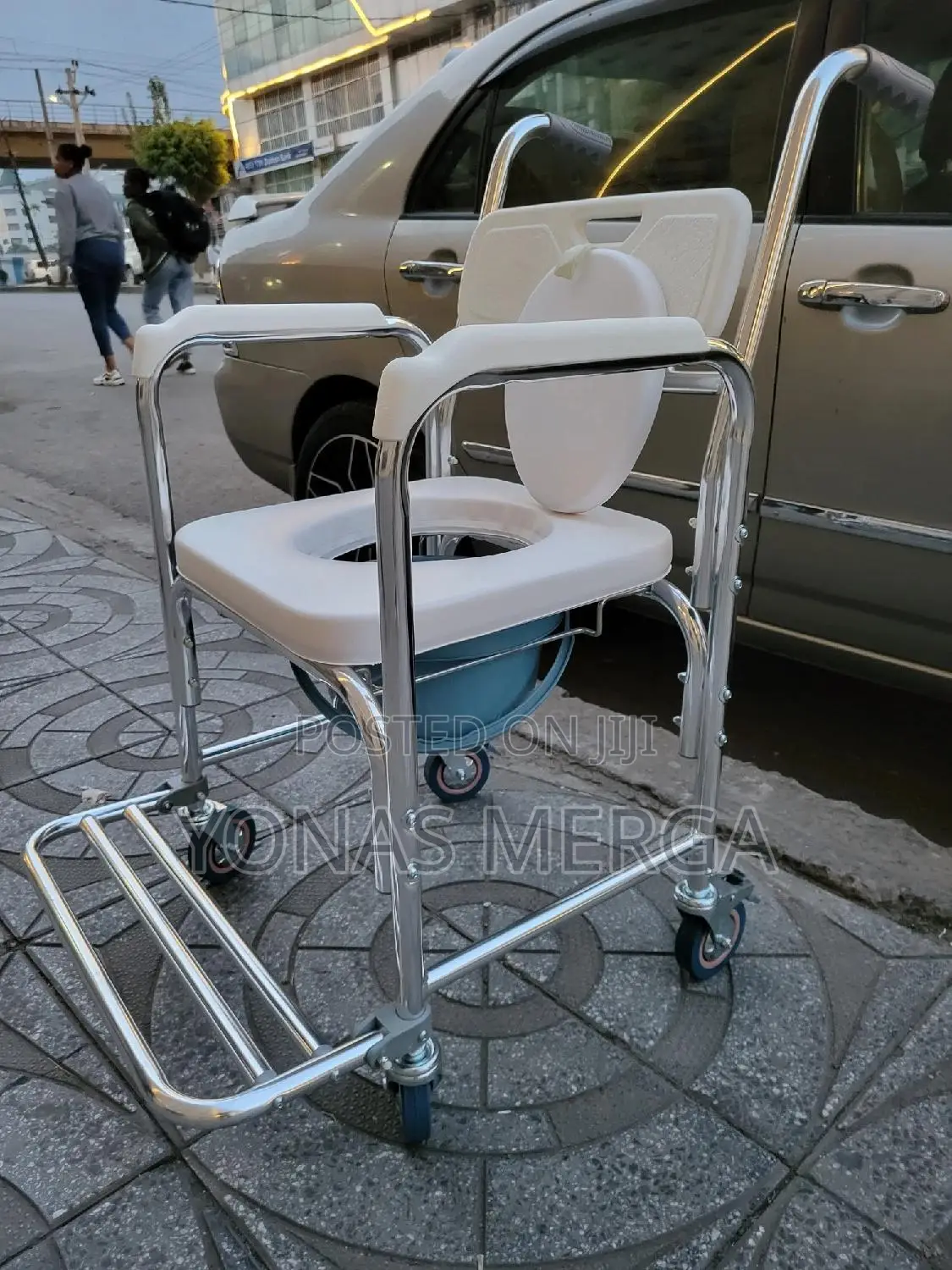 Commode Chair賭凸toilet Chair冊陰moved Easily and Secured in Place.