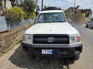 Photo - Toyota Land Cruiser 2012 White