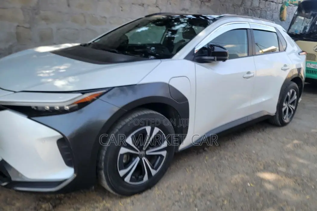 Toyota bZ4X 71.4 kWh AWD 2023 White